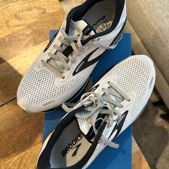 Brooks women’s adrenaline GTS 22 running shoes grey/rose/black size 10.5 - Picture 2 of 4